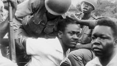 📸 En tentant de rejoindre sa base, Lumumba, Joseph Mpolo et Maurice Okito sont capturés par les hommes de Mobutu. Ils seront envoyés au Katanga chez Moise Tshombé ou ils seront assassinés/ Archive de l'Ina