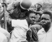 📸 En tentant de rejoindre sa base, Lumumba, Joseph Mpolo et Maurice Okito sont capturés par les hommes de Mobutu. Ils seront envoyés au Katanga chez Moise Tshombé ou ils seront assassinés/ Archive de l'Ina