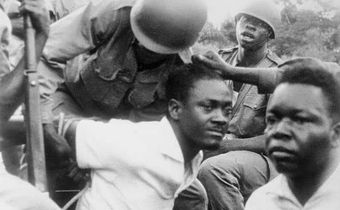 📸 En tentant de rejoindre sa base, Lumumba, Joseph Mpolo et Maurice Okito sont capturés par les hommes de Mobutu. Ils seront envoyés au Katanga chez Moise Tshombé ou ils seront assassinés/ Archive de l'Ina