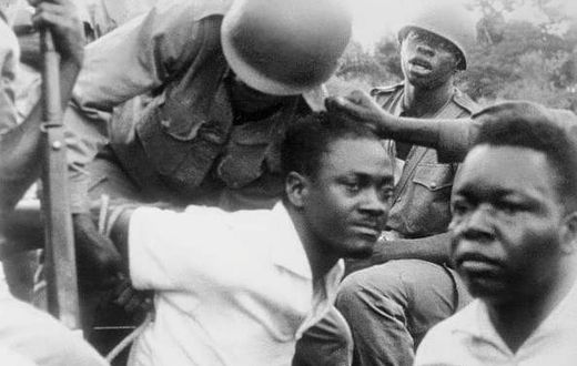 📸 En tentant de rejoindre sa base, Lumumba, Joseph Mpolo et Maurice Okito sont capturés par les hommes de Mobutu. Ils seront envoyés au Katanga chez Moise Tshombé ou ils seront assassinés/ Archive de l'Ina