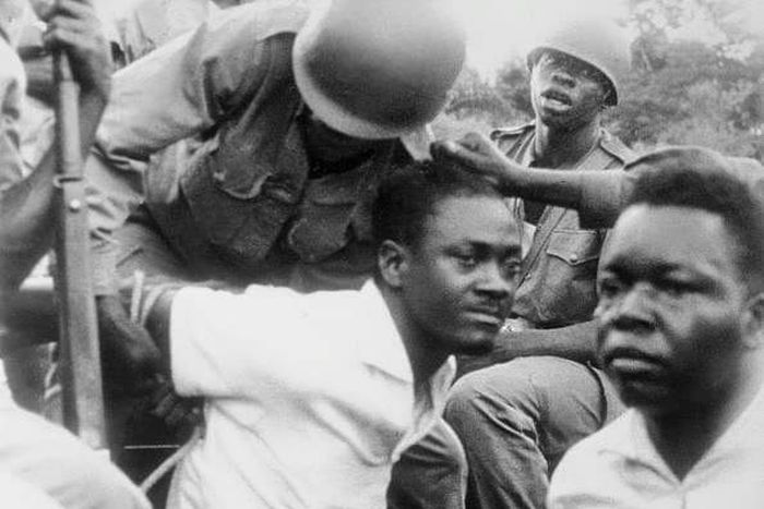📸 En tentant de rejoindre sa base, Lumumba, Joseph Mpolo et Maurice Okito sont capturés par les hommes de Mobutu. Ils seront envoyés au Katanga chez Moise Tshombé ou ils seront assassinés/ Archive de l'Ina