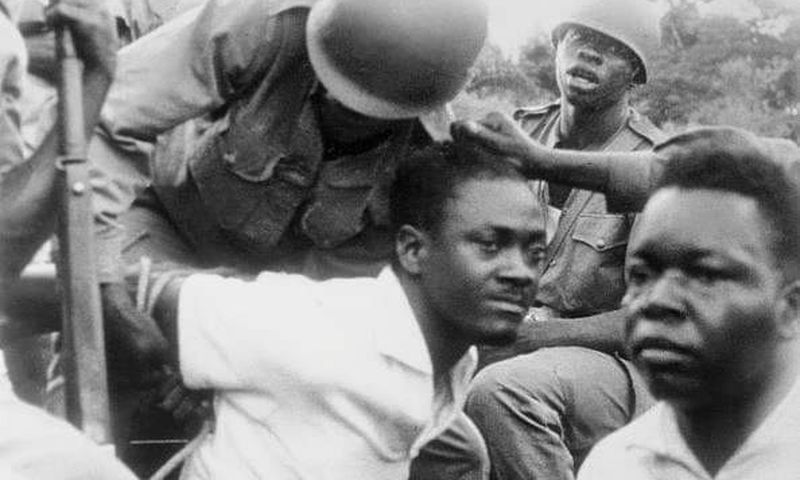 📸 En tentant de rejoindre sa base, Lumumba, Joseph Mpolo et Maurice Okito sont capturés par les hommes de Mobutu. Ils seront envoyés au Katanga chez Moise Tshombé ou ils seront assassinés/ Archive de l'Ina
