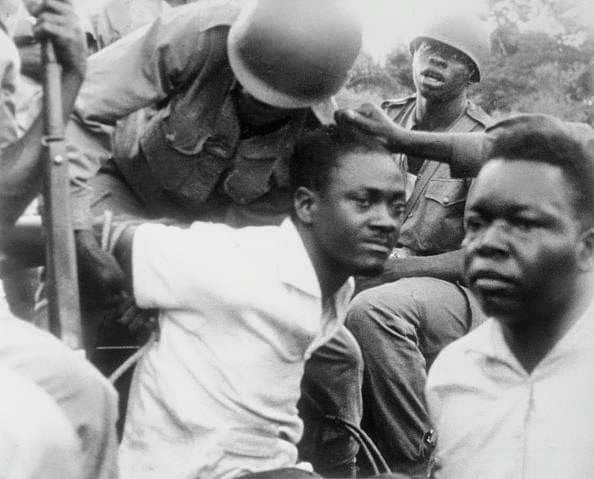 📸 En tentant de rejoindre sa base, Lumumba, Joseph Mpolo et Maurice Okito sont capturés par les hommes de Mobutu. Ils seront envoyés au Katanga chez Moise Tshombé ou ils seront assassinés/ Archive de l'Ina