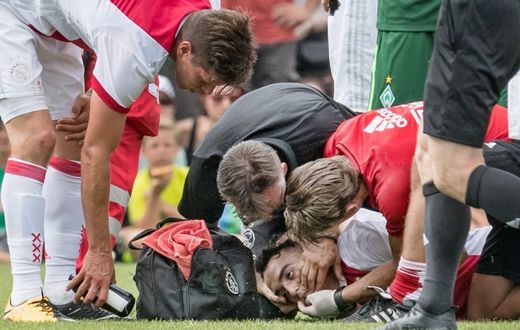 Abdelhak Nouri victime d'un arrêt cardiaque en plein match en 2017