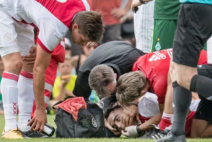 Abdelhak Nouri victime d'un arrêt cardiaque en plein match en 2017