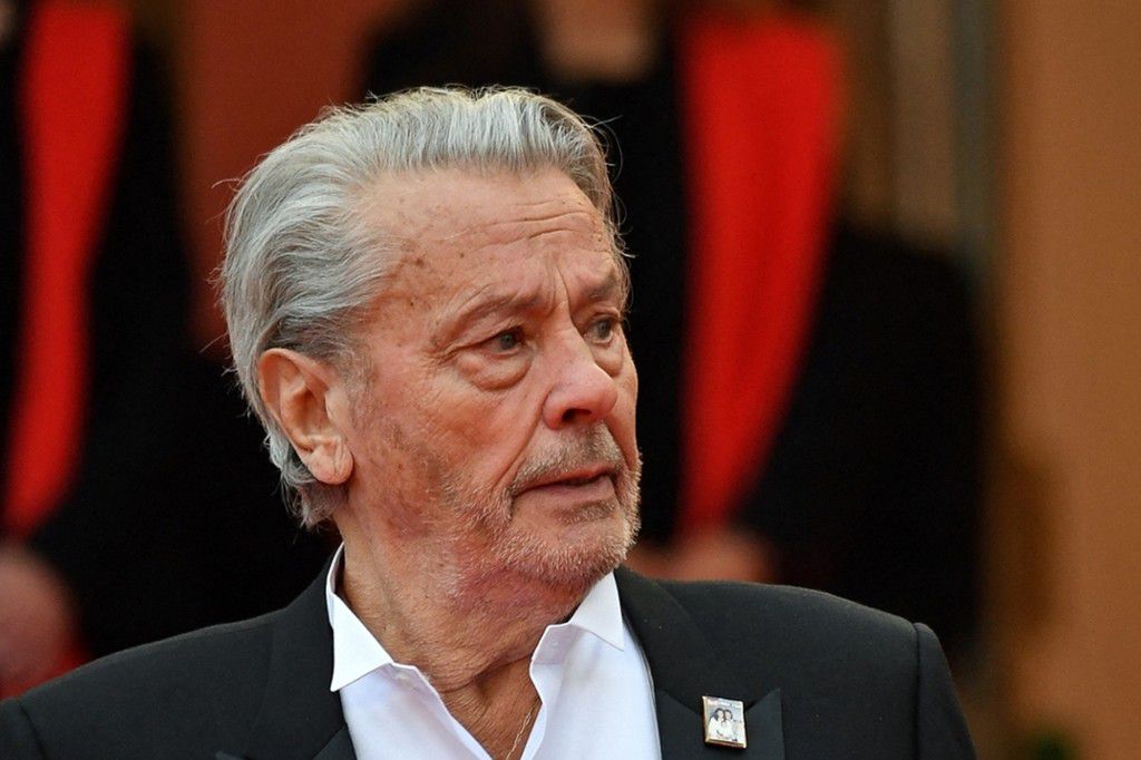 alain-delon-et-sa-fille-anouchka-sur-les-marches-du-festival-de-cannes-en-2019