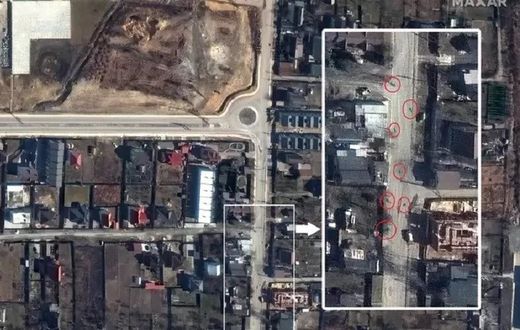 Une image satellite de Maxar Technologies révélée par le New York Times montre les corps de plusieurs habitants de Boutcha dans la rue Yablonska. Cette image a été prise le 19 mars 2022, alors que les troupes russes contrôlaient encore dans la ville. ©...