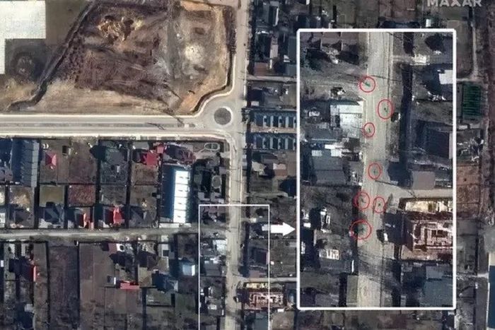 Une image satellite de Maxar Technologies révélée par le New York Times montre les corps de plusieurs habitants de Boutcha dans la rue Yablonska. Cette image a été prise le 19 mars 2022, alors que les troupes russes contrôlaient encore dans la ville. ©...