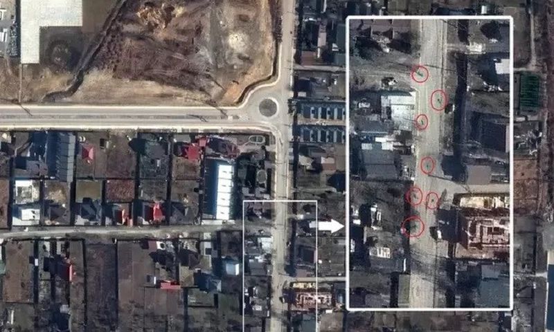 Une image satellite de Maxar Technologies révélée par le New York Times montre les corps de plusieurs habitants de Boutcha dans la rue Yablonska. Cette image a été prise le 19 mars 2022, alors que les troupes russes contrôlaient encore dans la ville. ©...