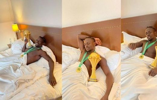 Gana-Cheikhou-Koulibaly-et-Sadio-posent-au-lit-avec-la-coupe