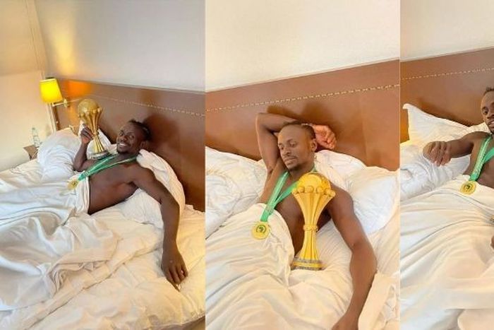 Gana-Cheikhou-Koulibaly-et-Sadio-posent-au-lit-avec-la-coupe