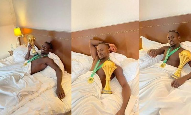Gana-Cheikhou-Koulibaly-et-Sadio-posent-au-lit-avec-la-coupe
