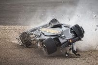 La monoplace de Guanyu Zhou a fait plusieurs tonneaux, dimanche 03 juillet 2022, lors du GP de Grande-Bretagne en Formule 1© Photo News
