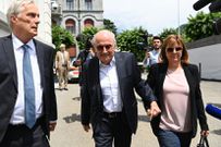Sepp blatter ( au milieu) répondant à la convocation du juge suisse