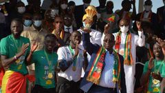 Le président Macky Sall brandit fièrement le trophée de champion d'Afrique