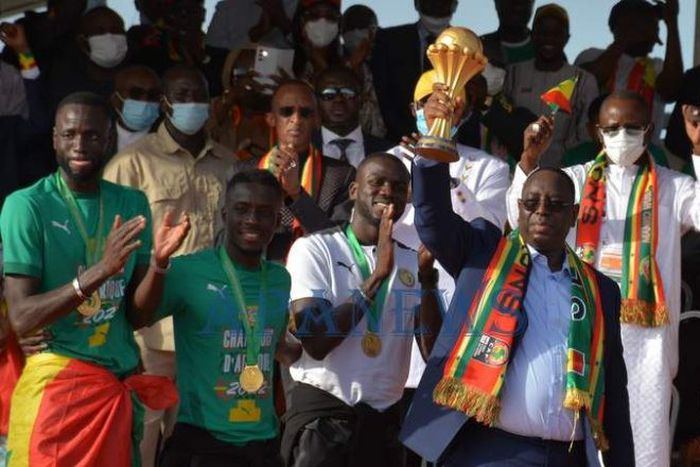 Le président Macky Sall brandit fièrement le trophée de champion d'Afrique