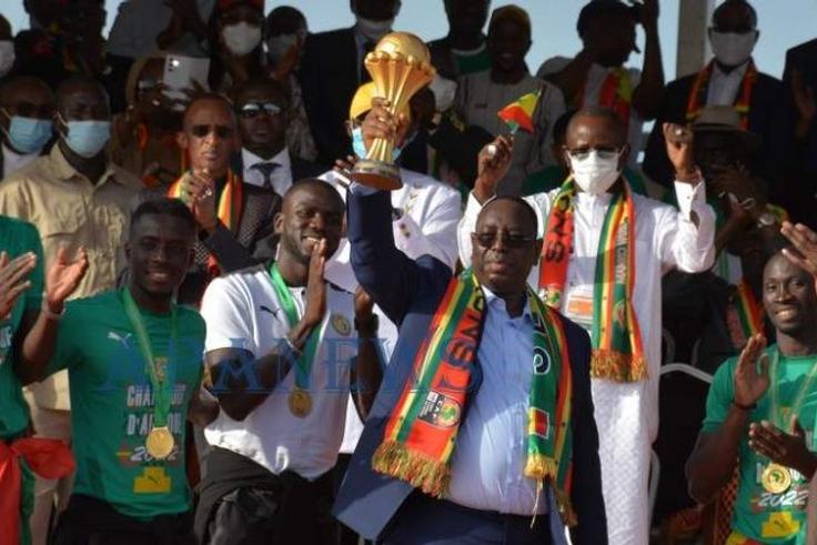 Le président Macky Sall brandit fièrement le trophée de champion d'Afrique