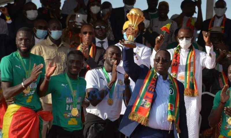 Le président Macky Sall brandit fièrement le trophée de champion d'Afrique