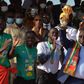 Le président Macky Sall brandit fièrement le trophée de champion d'Afrique