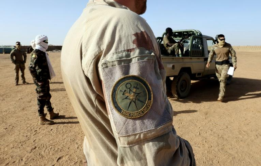 Des soldats français des forces spéciales Takuba lors d'un entraînement avec des soldats malien de la Fama, le 7 décembre 2021 à la base militaire de la Ménaka