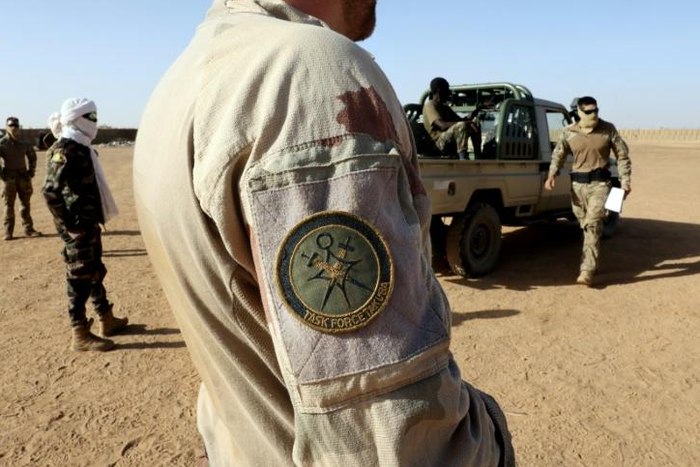 Des soldats français des forces spéciales Takuba lors d'un entraînement avec des soldats malien de la Fama, le 7 décembre 2021 à la base militaire de la Ménaka