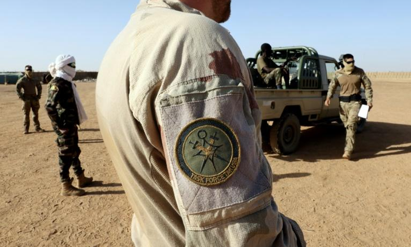 Des soldats français des forces spéciales Takuba lors d'un entraînement avec des soldats malien de la Fama, le 7 décembre 2021 à la base militaire de la Ménaka