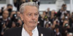 PORTRAIT-Alain-Delon-la-vie-hors-du-commun-de-l-icone-du-cinema-francais
