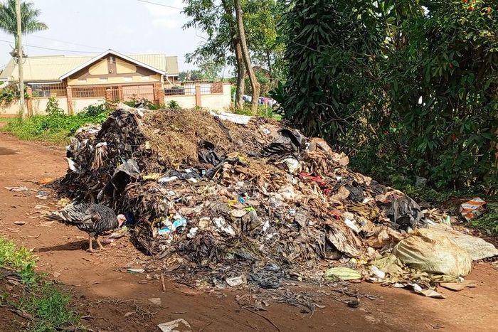 A truckload of garbage dumped in the middle of the road in Kisaasi (courtesy)