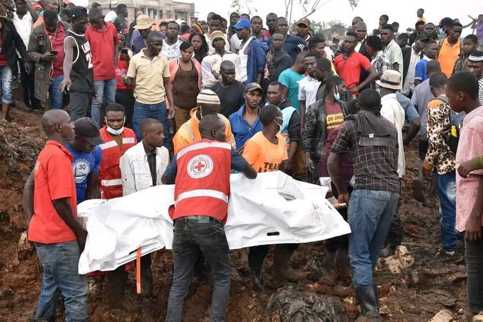 Red Cross first responders retrieve a body from the collapsed landfill