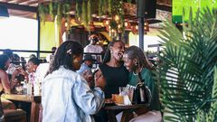 Friends laughed over bottomless plates, raised glasses, and carried conversations well into the evening.