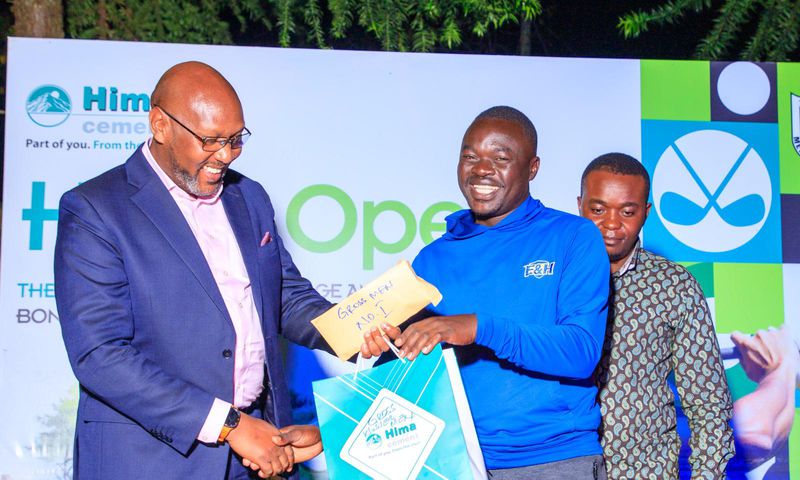 Joseph Chwinyai receives the overall winner’s recognition at the Hima Open 2025 after finishing with a gross score of 9 under par.
