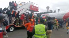 Supporters gathered to receive the body of former Prime Minister Raila Odinga breached security barriers and flooded the runway. 