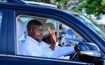 President Museveni  likened Ugandans to passengers in a car who risk their lives by constantly distracting the driver. 