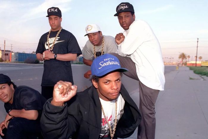 N.W.A, hip-hop’s street reporters, on March 23, 1989: Ice Cube, far left; Eazy-E, center; standing from left, DJ Yella, Dr. Dre and MC Ren. (Douglas R. Burrows / Los Angeles Times )