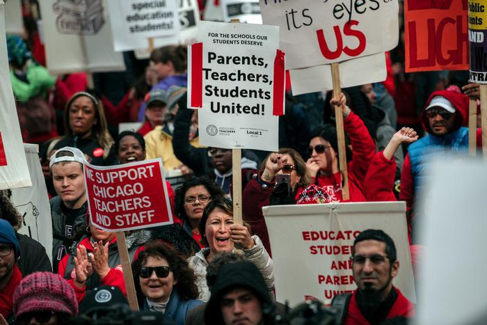 Elizabeth Warren Joins Chicago Teachers as Strike Continues