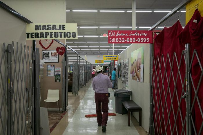 ICE Plan Unfolds, With Late Switch From Wide Sweep to Targeted Raids