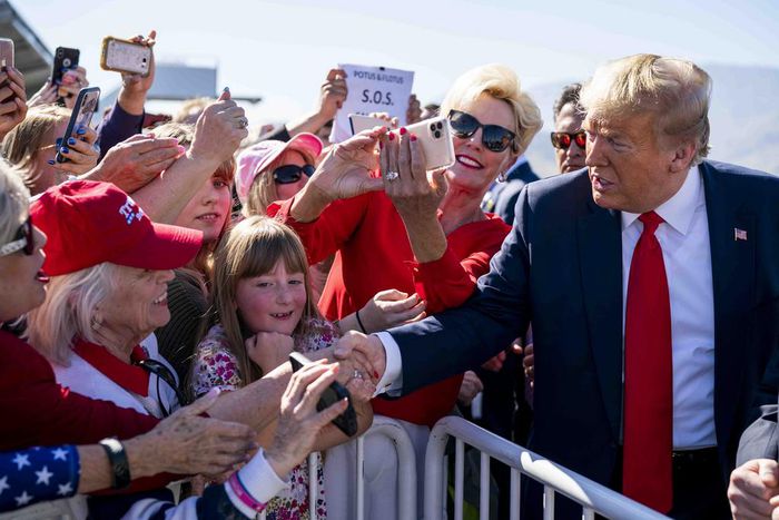 Trump, Campaigning in West, Fixates on Democrats and His Poll Numbers