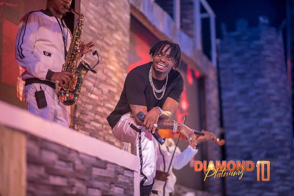 President John Magufuli calls Diamond  Platnumz in the middle of his show in Kigoma, lauds his form his hardworking spirit  (Video)