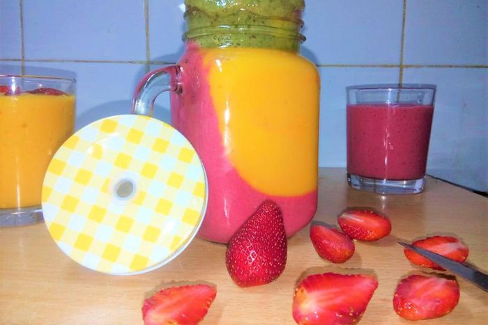 #RecipeWithAPulseliveTwist: 3-in-1 mango, strawberry, green breakfast smoothie