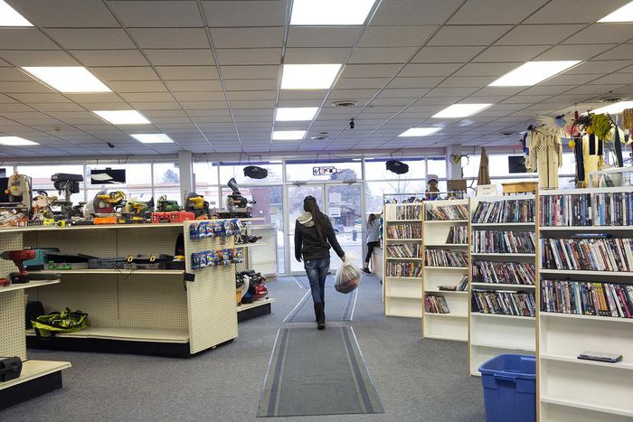 Federal Employees Turn to Pawnshops Amid Shutdown's Financial Pinch