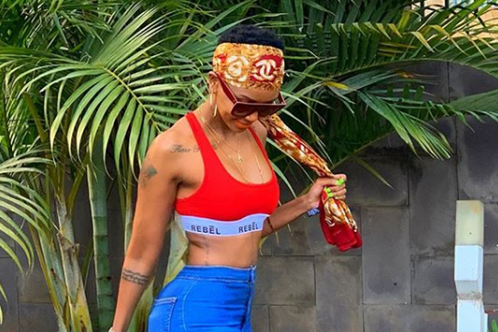 High-waisted jeans (Hudda - Instagram)