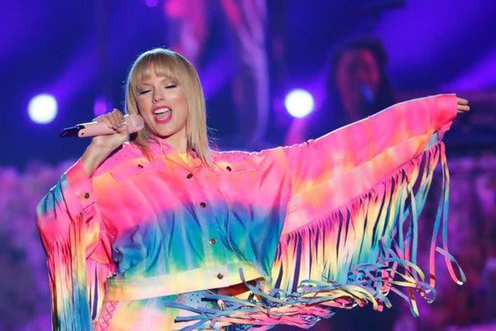 Inside, agents said, were folders of financial reports labeled with names of journalists, judges, cult experts and others, including Sen. Chuck Schumer; then-state Attorney General Eliot Spitzer; and state Senate Majority Leader Joseph L. Bruno.