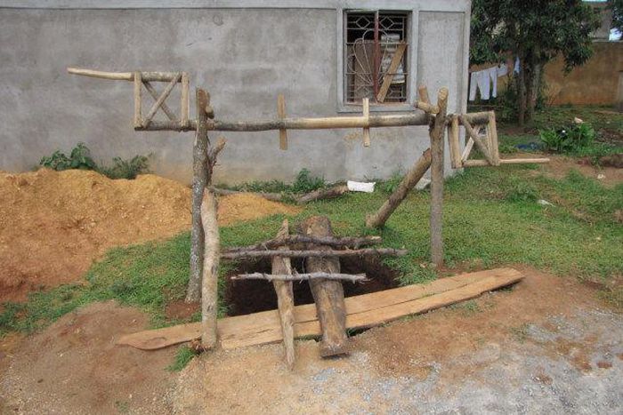 Kakamega man jumps into a well with 3 years old son (HoboTraveler)