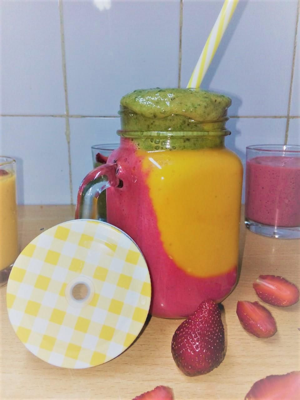 #RecipeWithAPulseliveTwist: 3-in-1 mango, strawberry, green breakfast smoothie