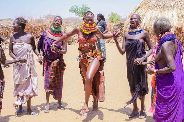 Akothee wins hearts after donating food and water to Turkana residents