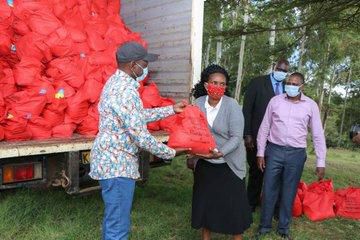 DP William Ruto visits Uhuru's backyard to distribute food