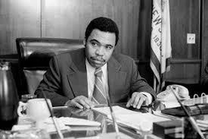 Kenneth Gibson, Newark mayor who broke race barrier in Northeast, dies at 86