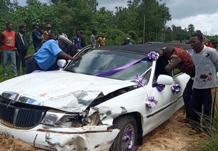 Accident almost ruins wedding as limo carrying bride crashes [Video]