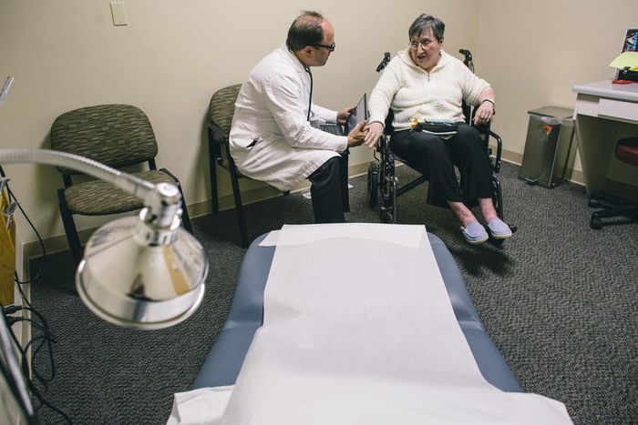 Health Officials Urge Caution in Reducing Opioids for Pain Patients