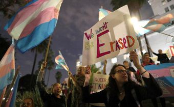 'I am now your mom' on Twitter, a pledge of support for LGBT youths